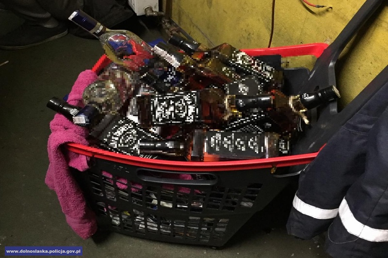 Skradziony alkohol w sklepowym koszyku / fot. KPP Bolesławiec